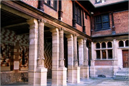 Maison de l'Outil et de la Pensée Ouvrière {JPEG}