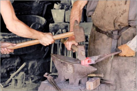 Guédelon : les forgerons {JPEG}