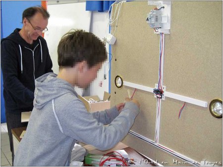 André à l'atelier électricité {JPEG}